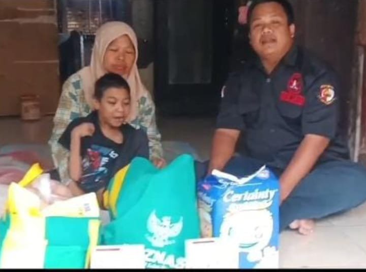 BAZNAS Sumedang dan GRIB Peduli, Ibu Lansia di Sukatali Terima Bantuan Sembako