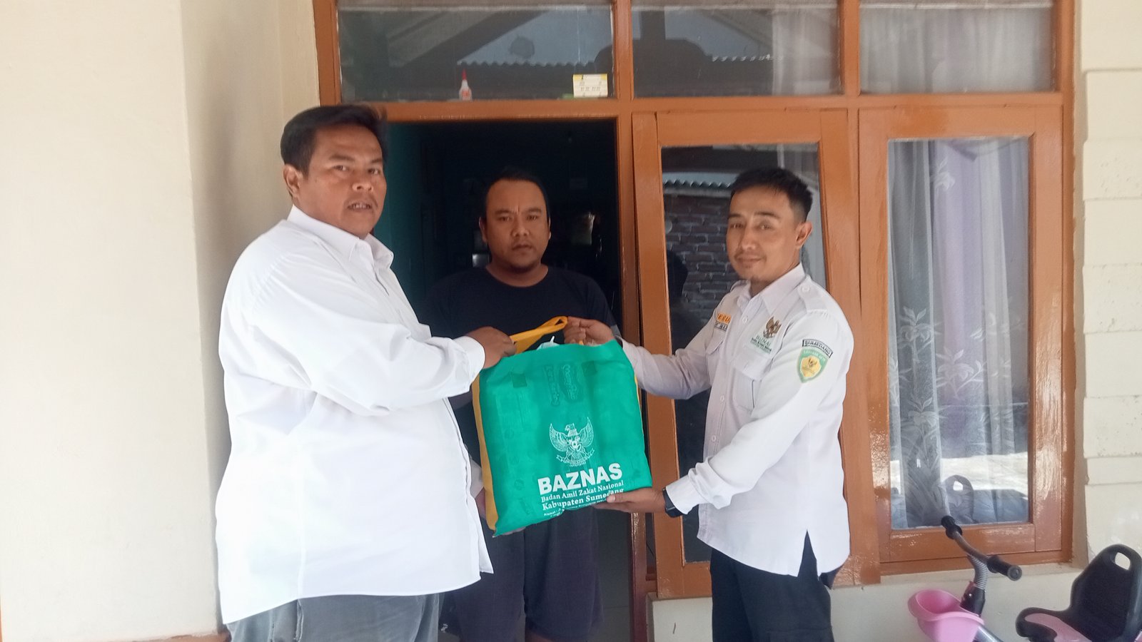 BAZNAS Sumedang Gercep Berikan Bantuan kepada Ibu Pasca Melahirkan di Desa Serang