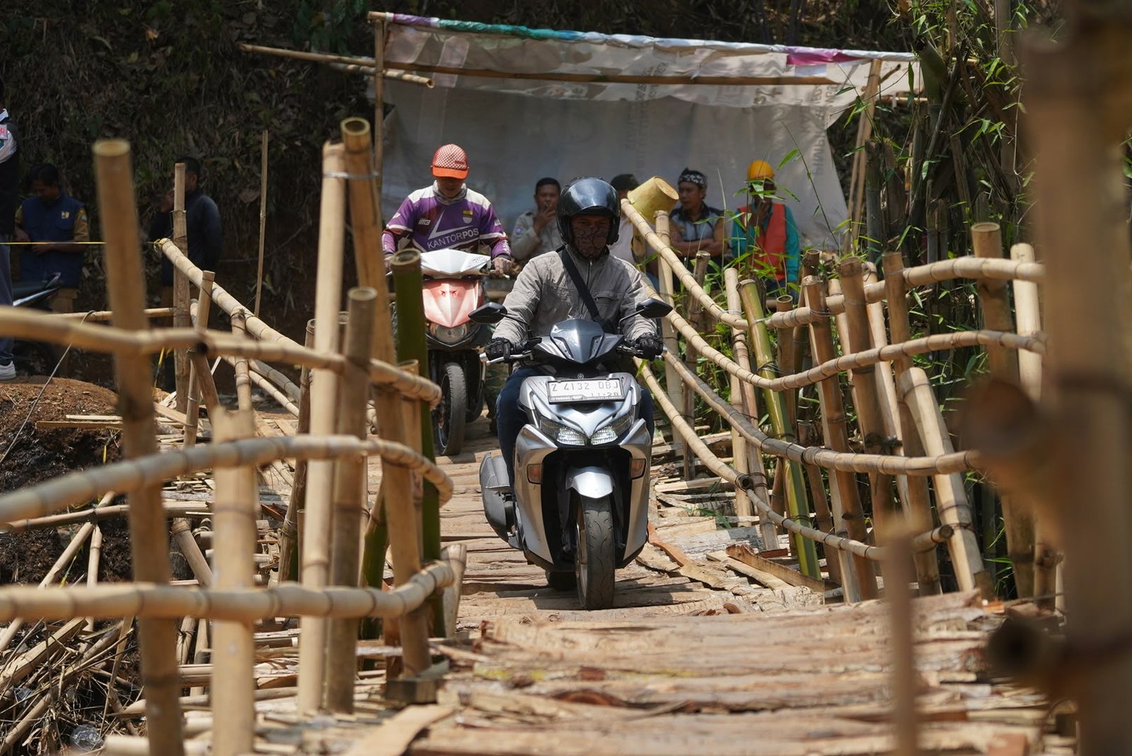 Bupati Dony Tinjau Pembangunan Jembatan Cipicung-Cibugel, Pastikan Kualitas dan Keamanan