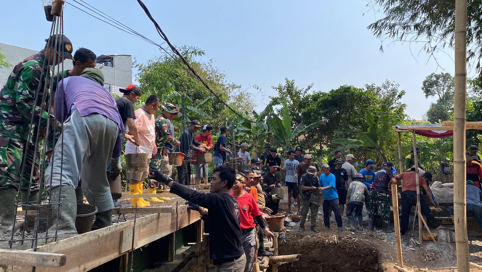 Sinergi TNI, Polri dan Masyarakat Gelar Karya Bakti Pengecoran Jembatan Merah Putih di Desa Cikeruh