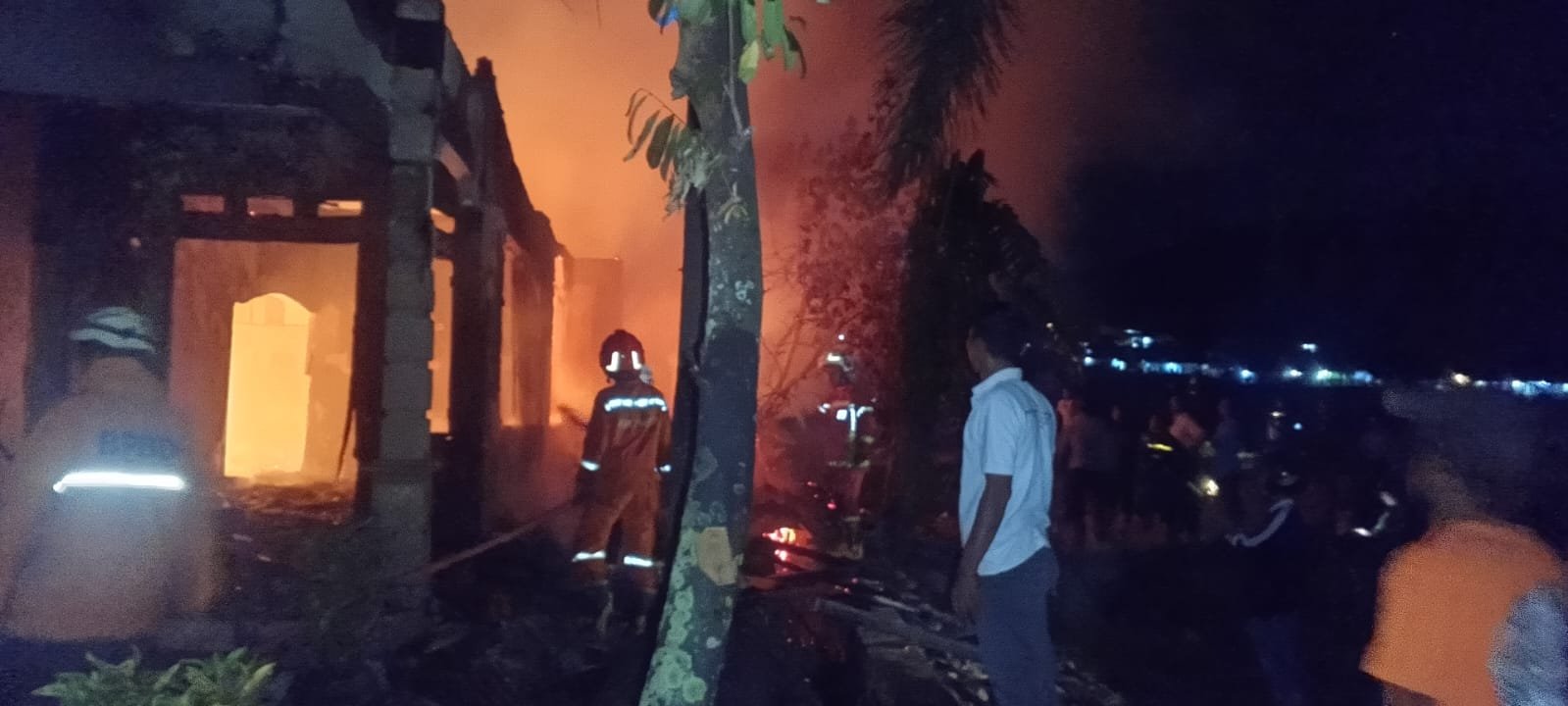 Angin Kencang Bikin Api Makin Ganas, Empat Rumah di Wado Dilalap Si Jago Merah