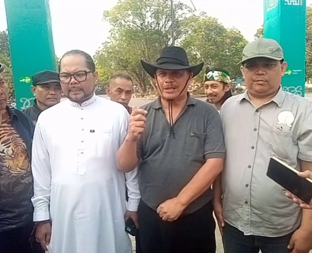 "Wawancara Khusus Usai Unjuk Rasa Damai Koalisi 99 di DPRD" H Ecek Menyampaikan Tuntutan