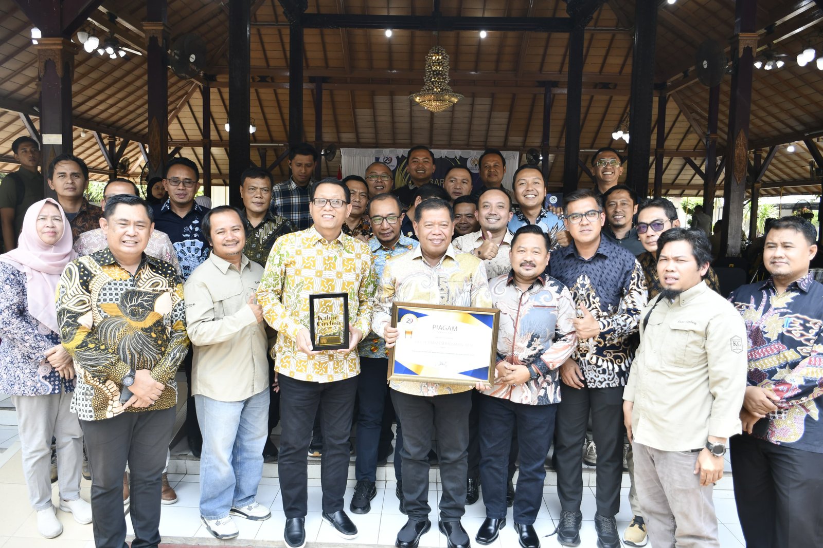 Bupati Eman Terima Kabar Cirebon Award 2026 untuk Program Subuh Akbar Majalengka