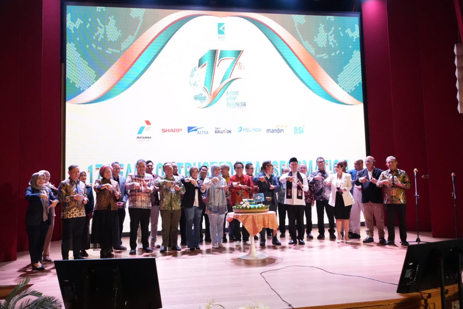 Bupati Dony Raih Penghargaan “Tokoh Pelopor Digitalisasi Birokrasi”